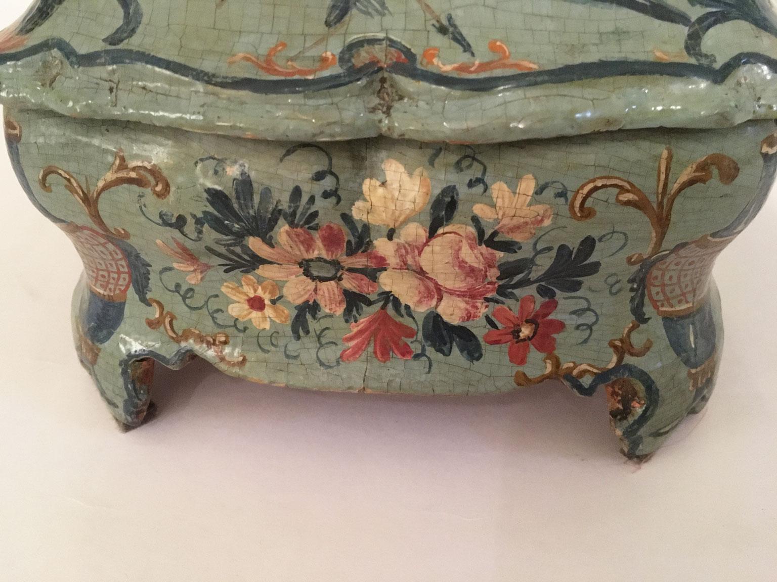 1750 Venecia Italia Caja de madera lacada en verde azul claro y perfilada con flores en venta 5