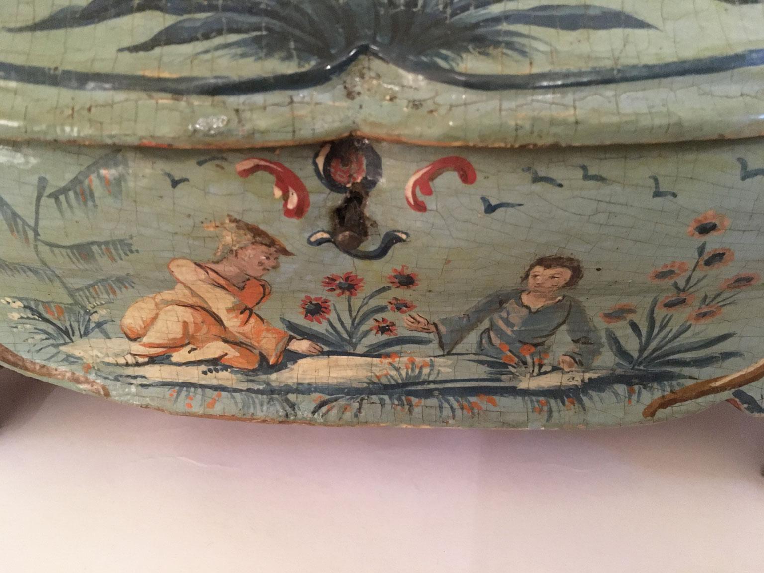 1750 Venecia Italia Caja de madera lacada en verde azul claro y perfilada con flores en venta 6