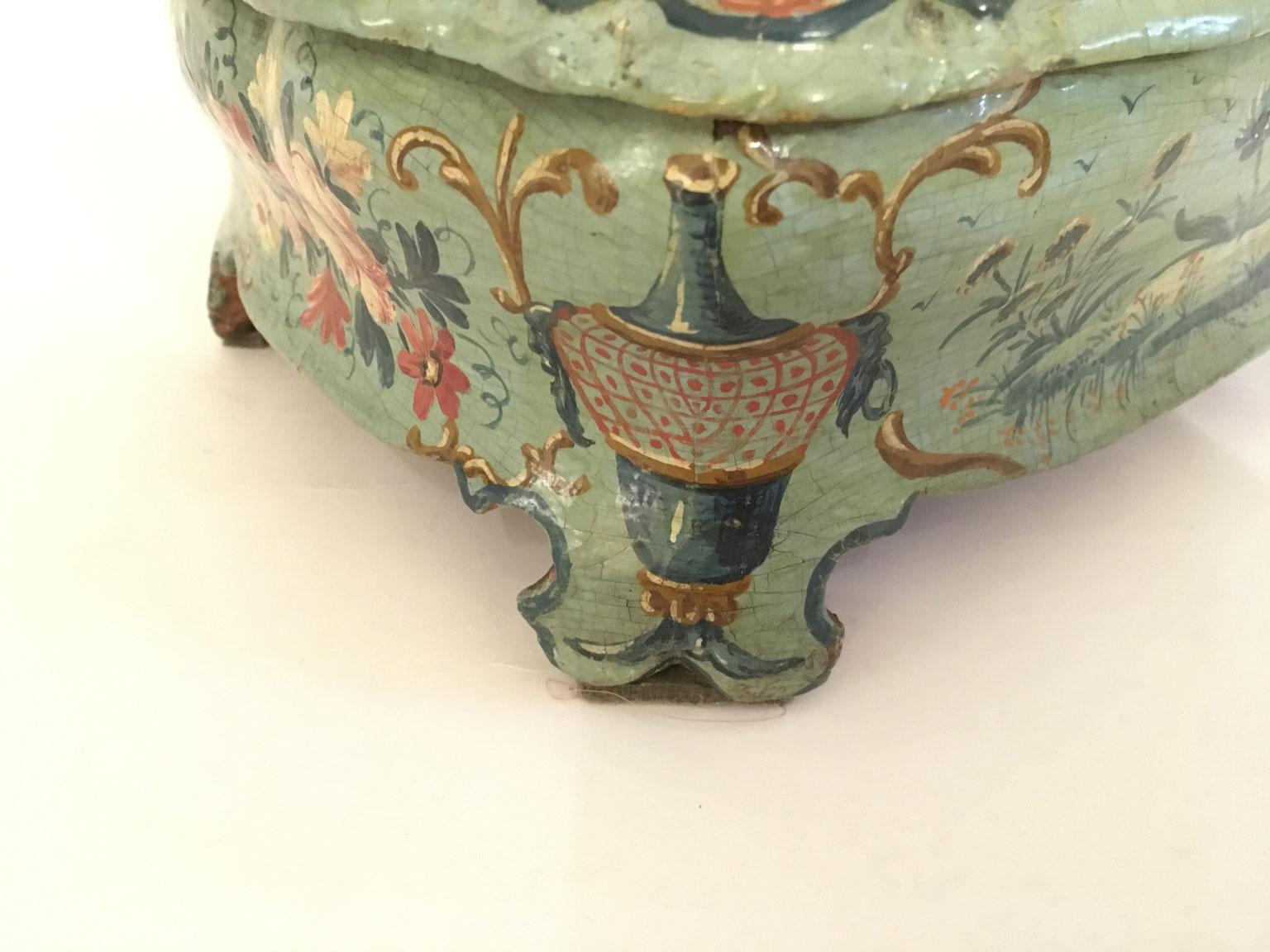1750 Venecia Italia Caja de madera lacada en verde azul claro y perfilada con flores en venta 10