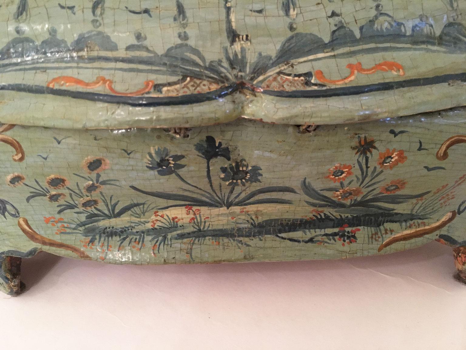 1750 Venecia Italia Caja de madera lacada en verde azul claro y perfilada con flores en venta 11