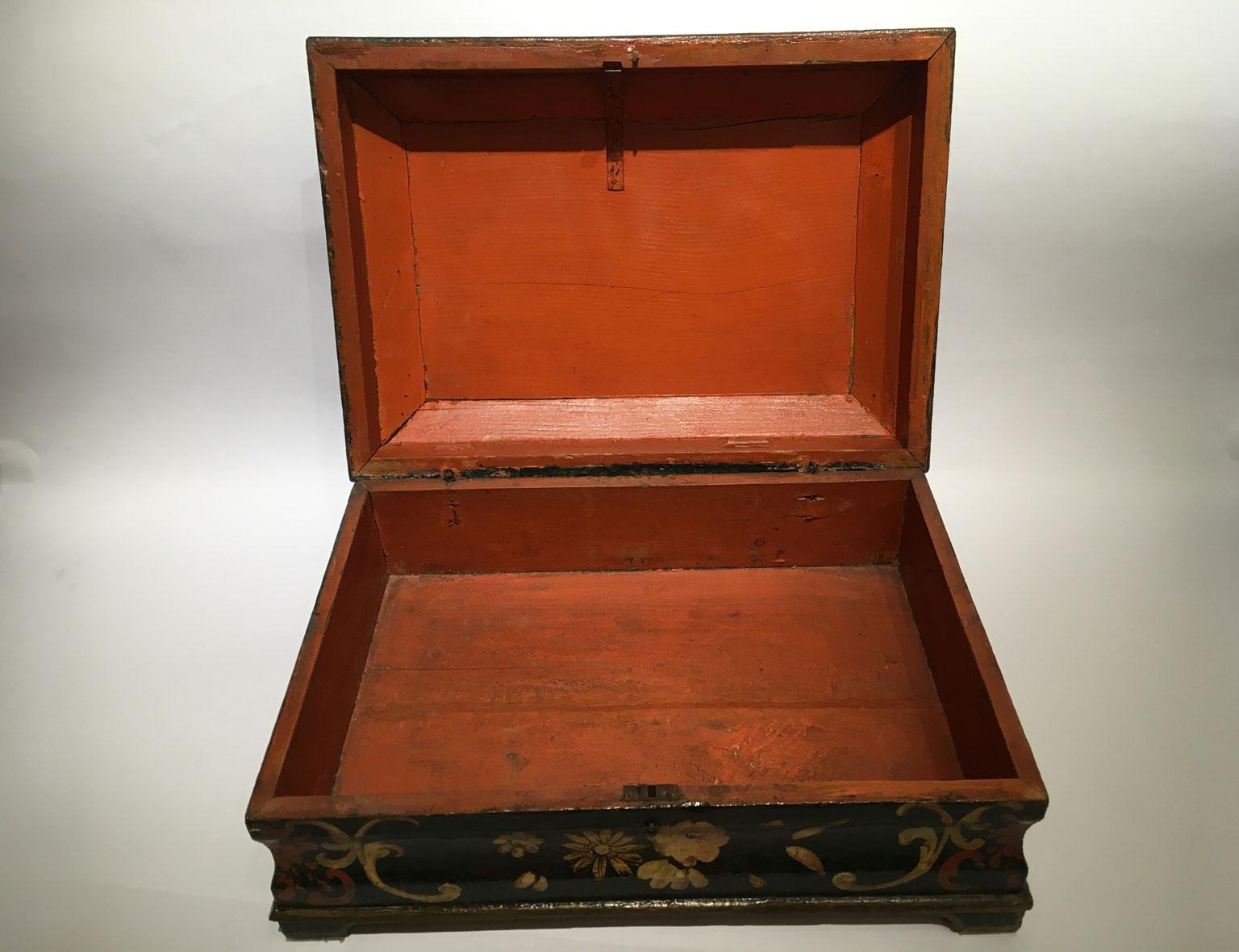 1750 Venezia Italia Caja de Madera Lacada Azul Oscuro con Decoración Dorada en venta 3