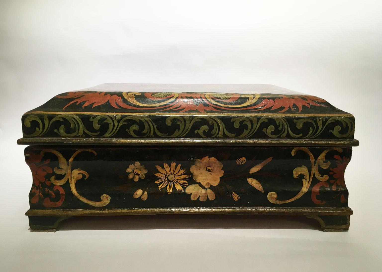 1750 Venezia Italia Caja de Madera Lacada Azul Oscuro con Decoración Dorada Rococó en venta