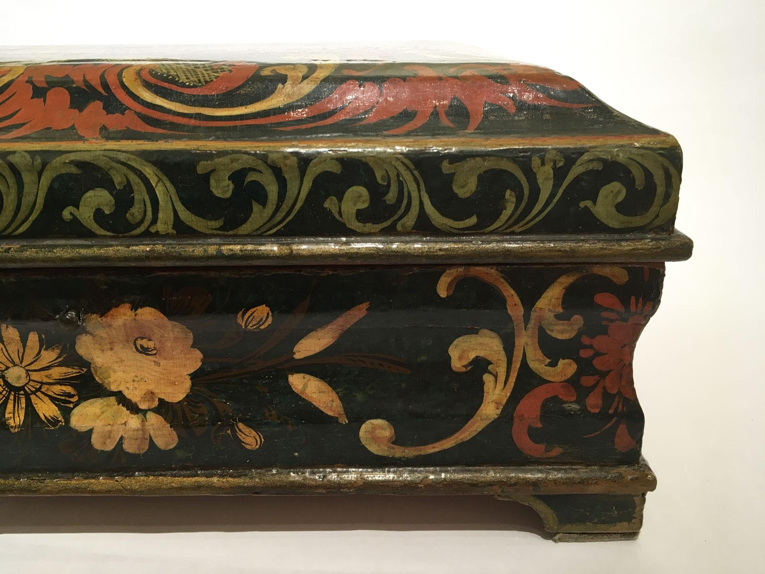 1750 Venezia Italia Caja de Madera Lacada Azul Oscuro con Decoración Dorada siglo XVIII en venta