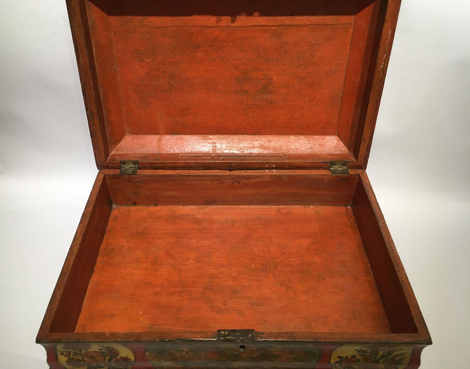 1750 Venezia Italia Caja de madera lacada roja y amarilla Joyero en venta 11
