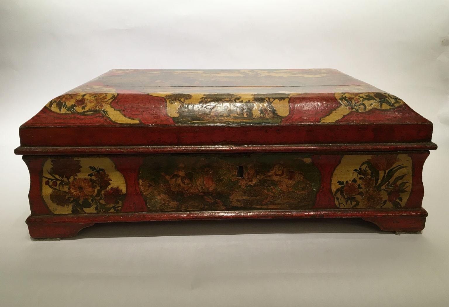 Se trata de una gran caja de madera lacada en rojo y amarillo brillante, totalmente decorada con grabados recortados y aplicados con la técnica llamada 