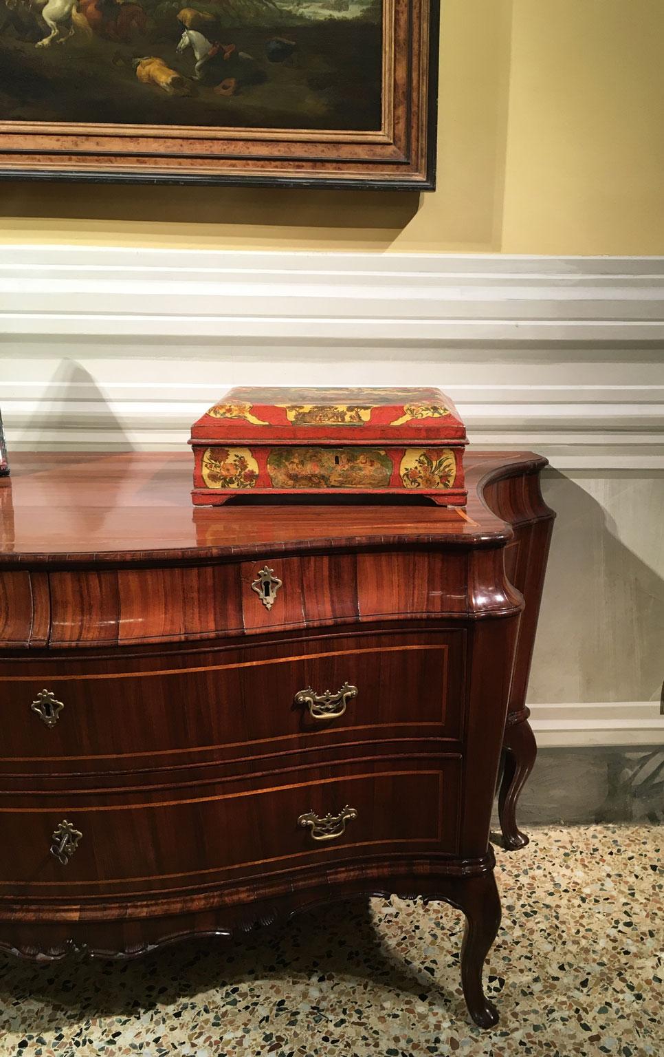 1750 Venezia Italia Caja de madera lacada roja y amarilla Joyero en venta 12