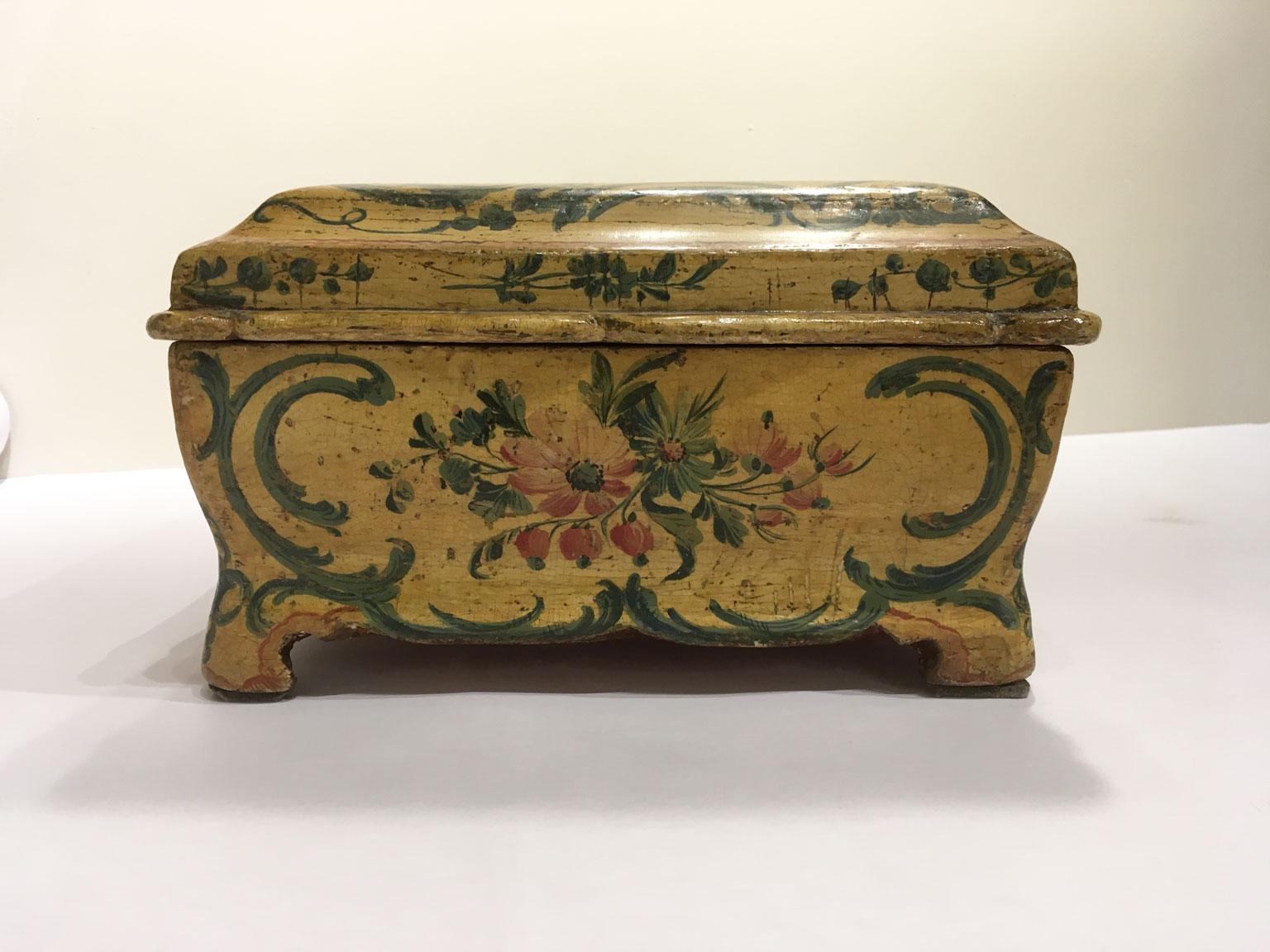 1750 Venecia Italia Rococó Caja de madera lacada amarilla y joyero en venta 6