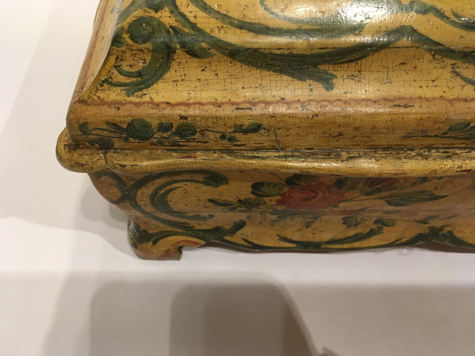 1750 Venecia Italia Rococó Caja de madera lacada amarilla y joyero en venta 8