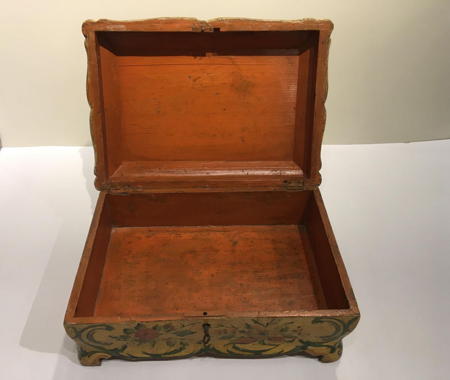 1750 Venecia Italia Rococó Caja de madera lacada amarilla y joyero en Bueno estado para la venta en Brescia, IT