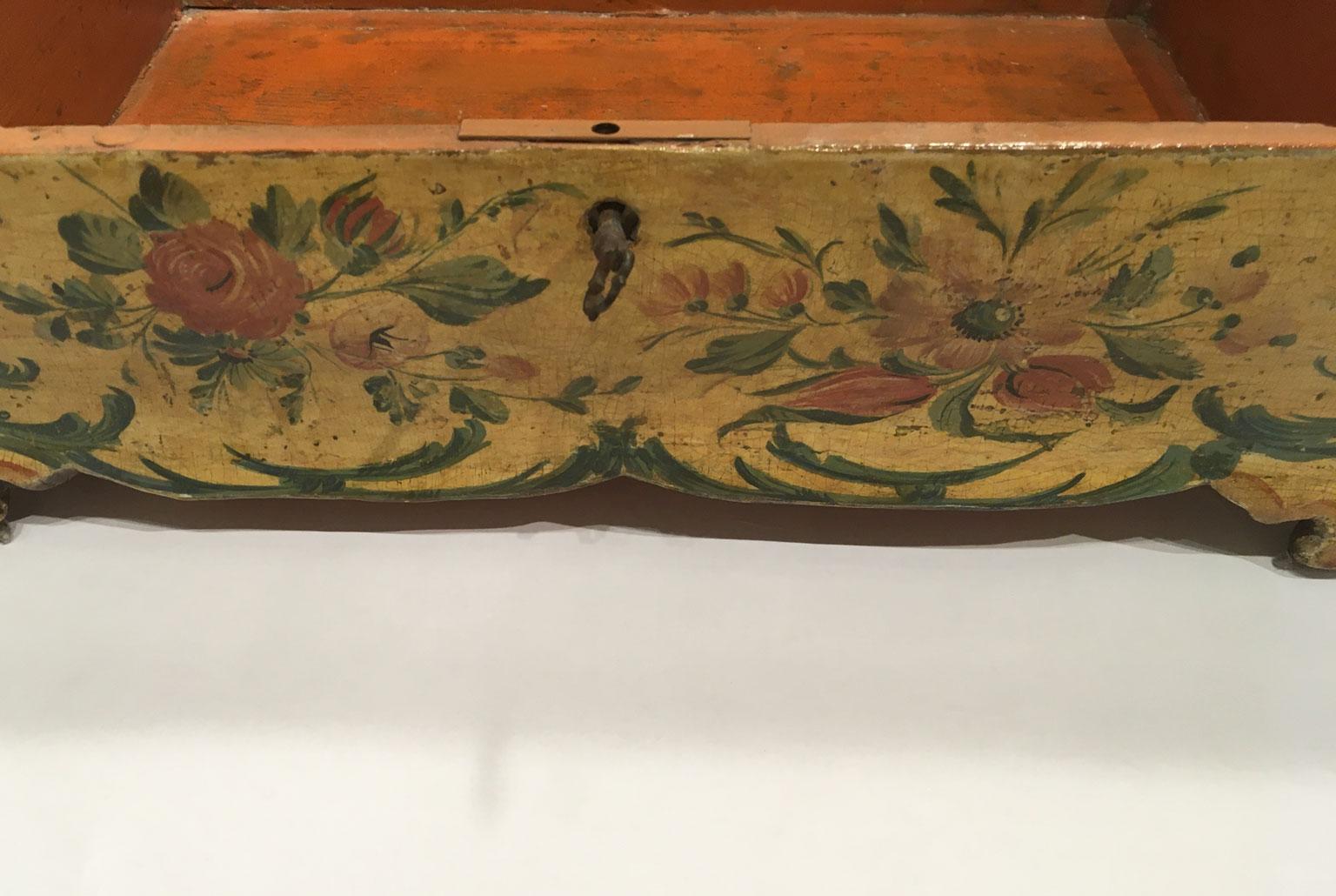 1750 Venecia Italia Rococó Caja de madera lacada amarilla y joyero siglo XVIII en venta