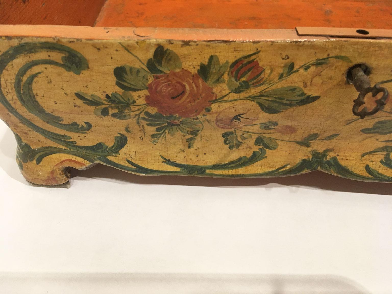 1750 Venecia Italia Rococó Caja de madera lacada amarilla y joyero Madera en venta