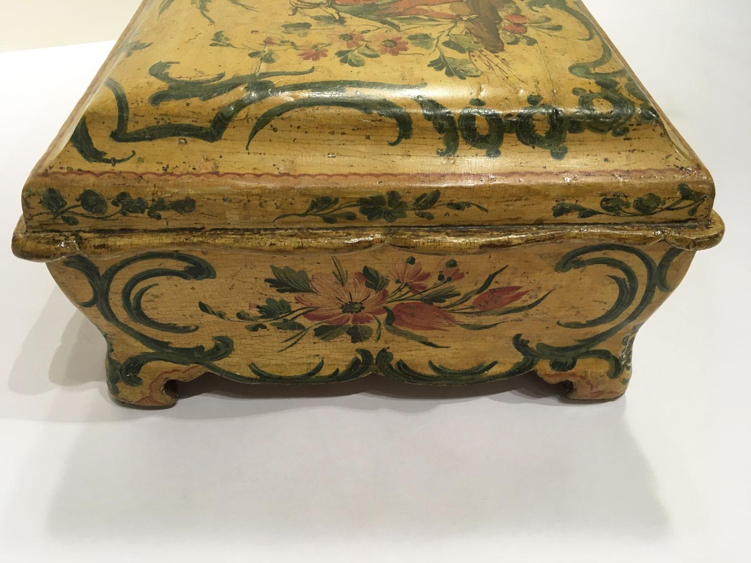 1750 Venecia Italia Rococó Caja de madera lacada amarilla y joyero en venta 2