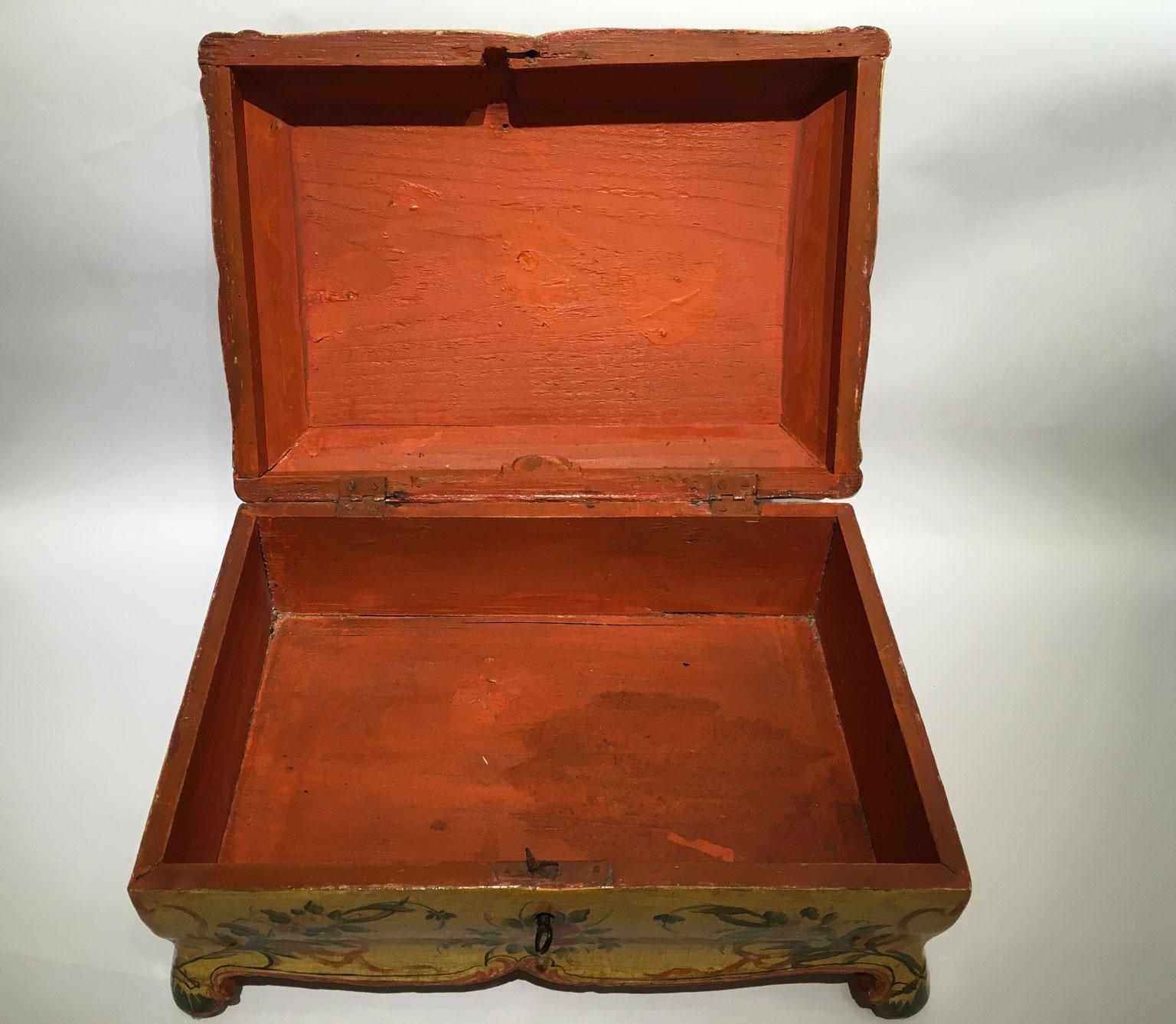 1750 Venezia Italie Boîte en bois laqué jaune avec fleurs et oiseaux en vente 2