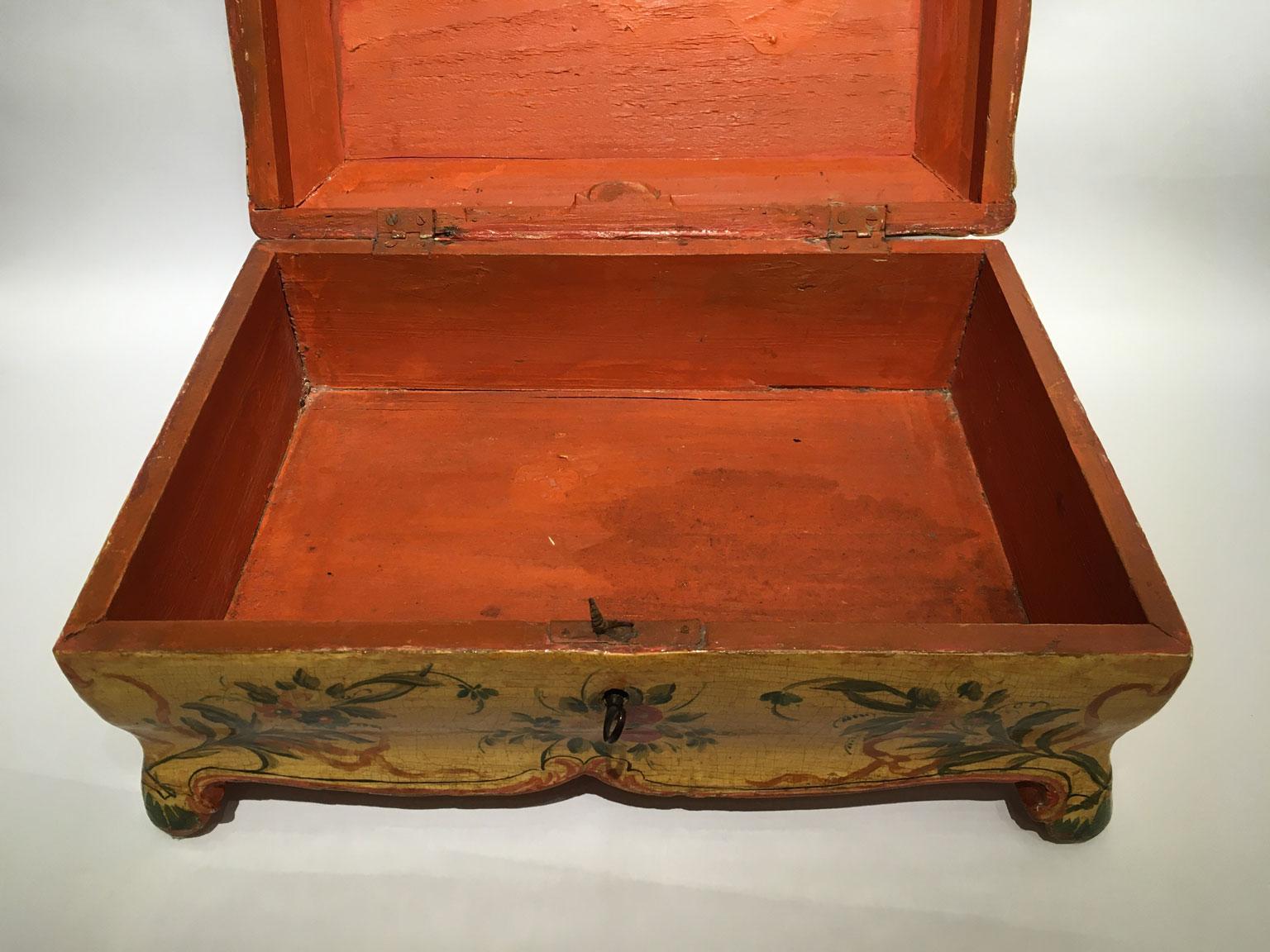 1750 Venezia Italie Boîte en bois laqué jaune avec fleurs et oiseaux en vente 3