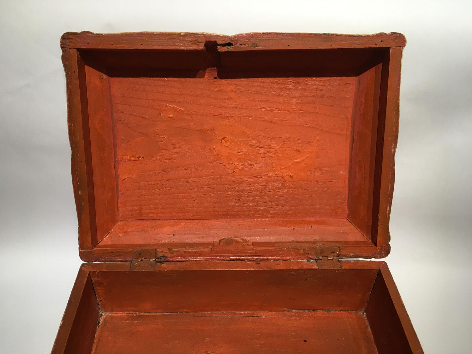 1750 Venezia Italie Boîte en bois laqué jaune avec fleurs et oiseaux en vente 4