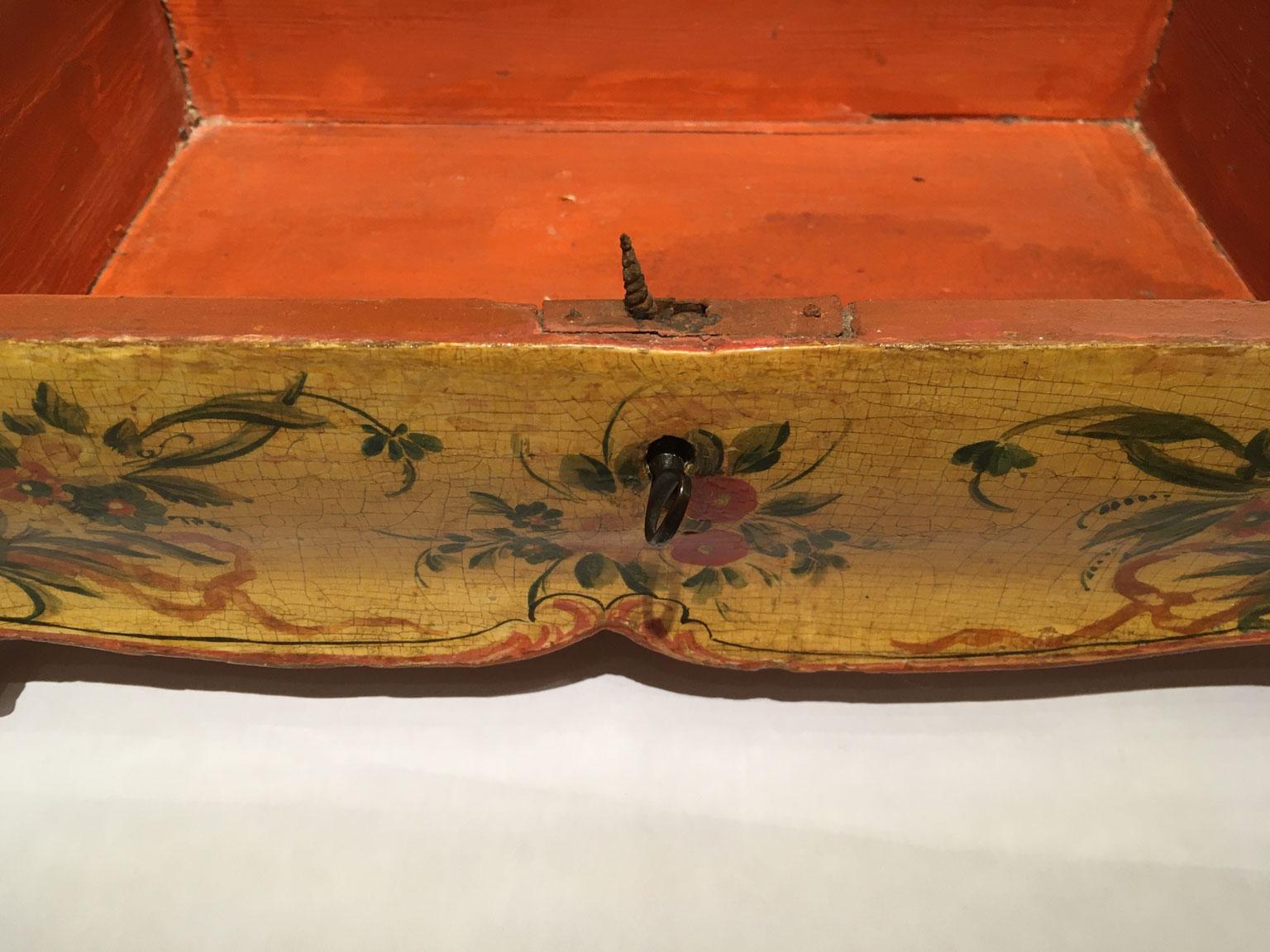 1750 Venezia Italie Boîte en bois laqué jaune avec fleurs et oiseaux en vente 5