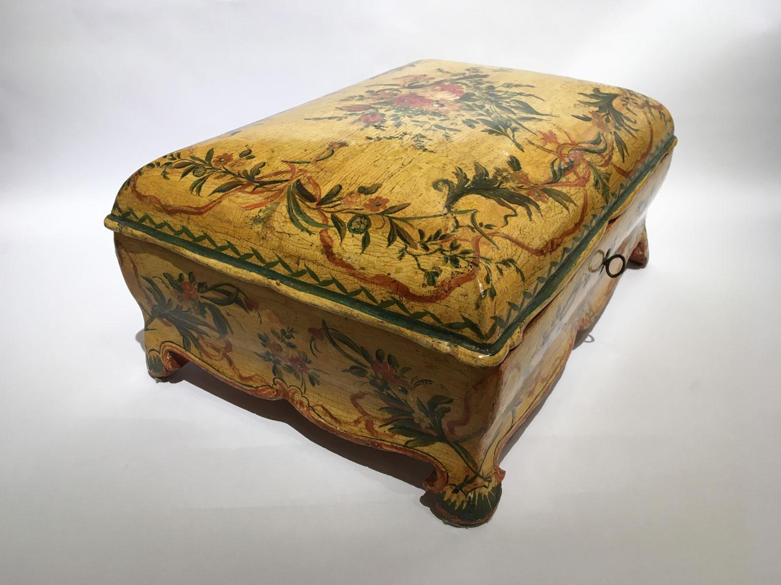 1750 Venezia Italie Boîte en bois laqué jaune avec fleurs et oiseaux en vente 7