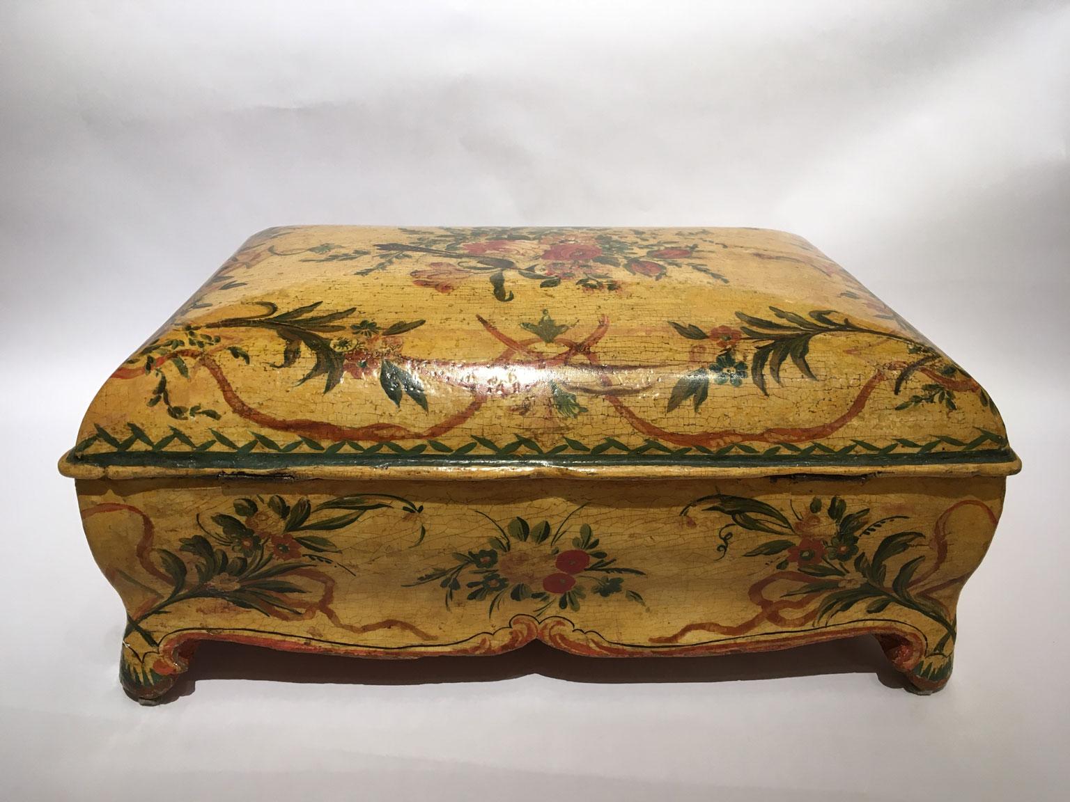 1750 Venezia Italie Boîte en bois laqué jaune avec fleurs et oiseaux en vente 8