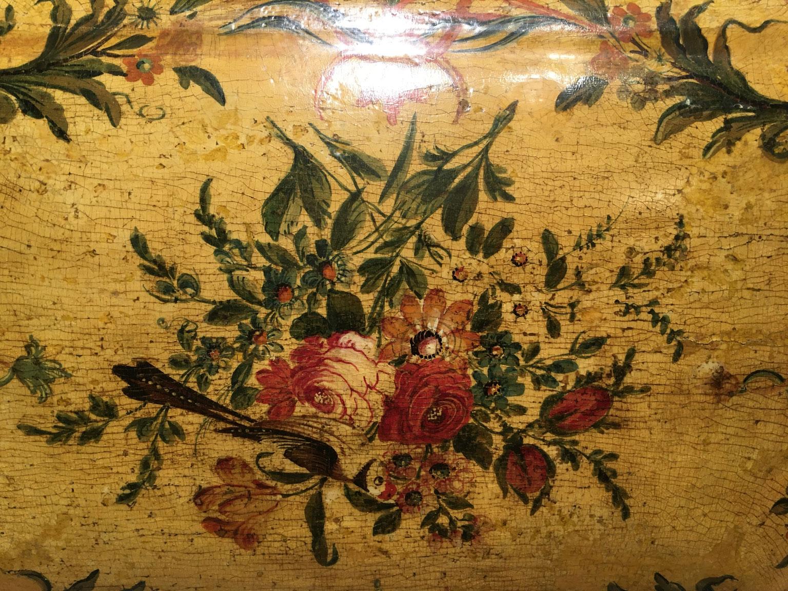 1750 Venezia Italie Boîte en bois laqué jaune avec fleurs et oiseaux en vente 9
