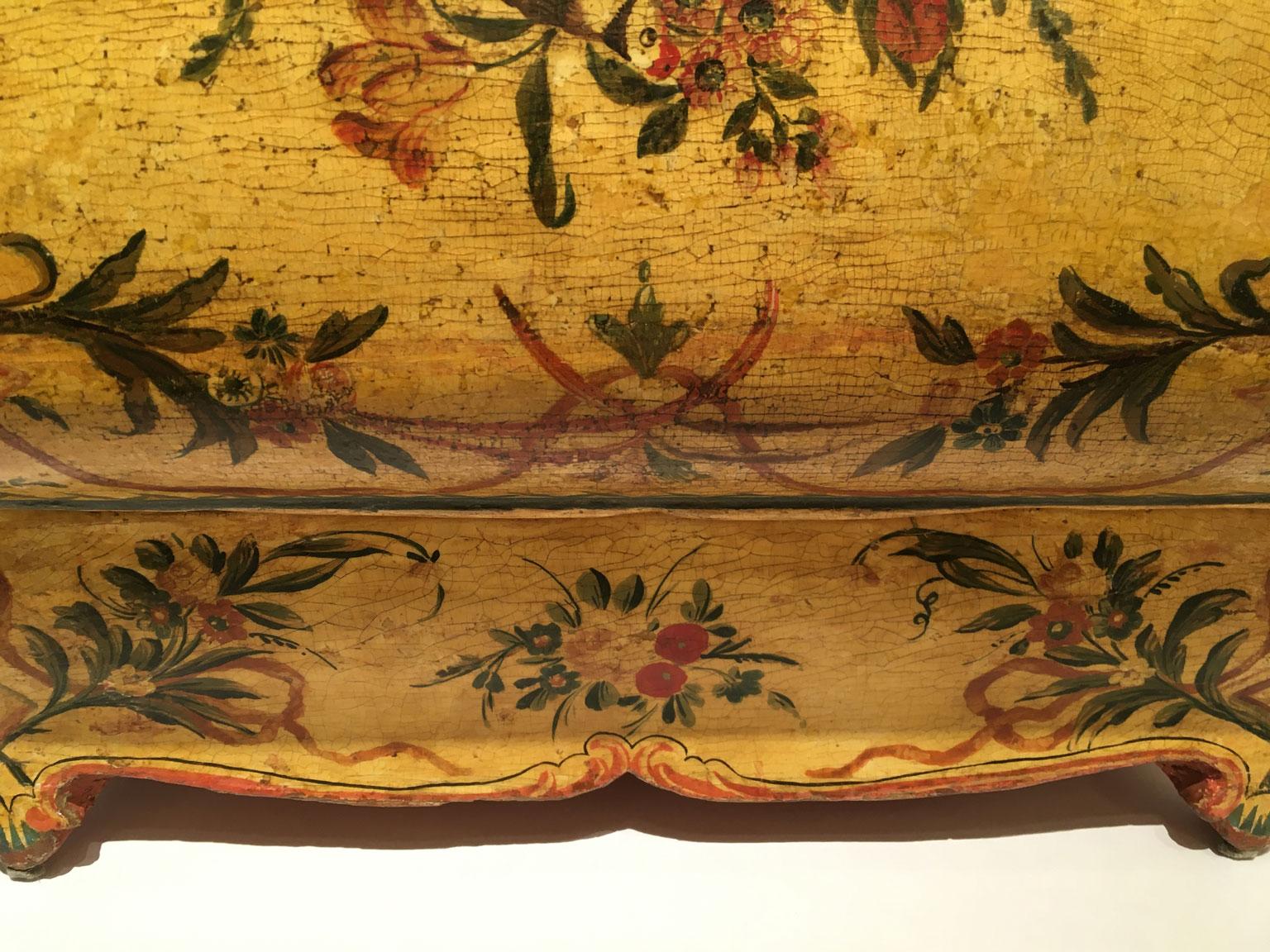 1750 Venezia Italie Boîte en bois laqué jaune avec fleurs et oiseaux en vente 10