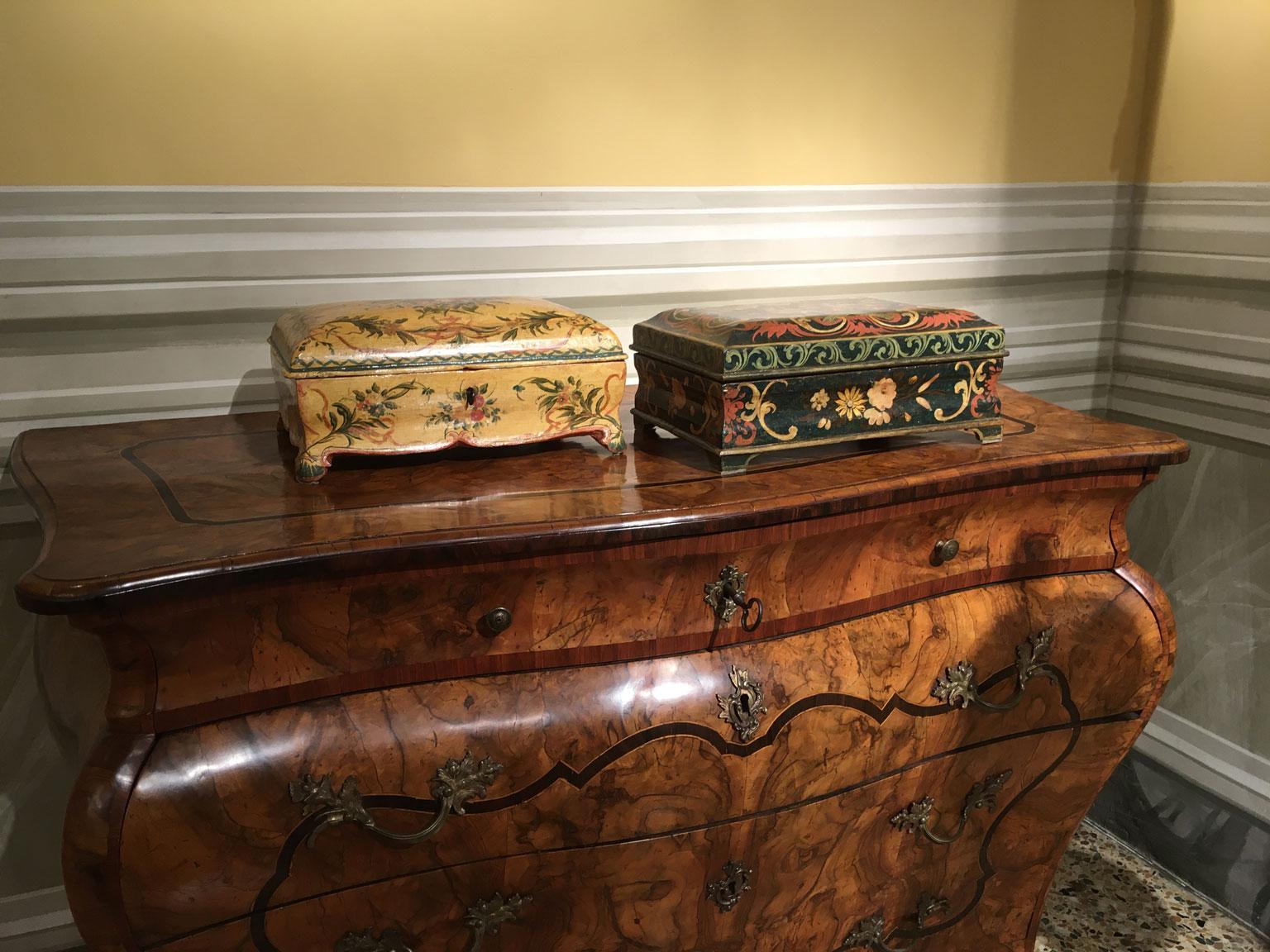 1750 Venezia Italie Boîte en bois laqué jaune avec fleurs et oiseaux en vente 11