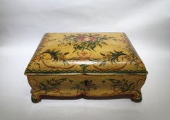 1750 Venecia Italia Caja amarilla de madera lacada con flores y pájaros
