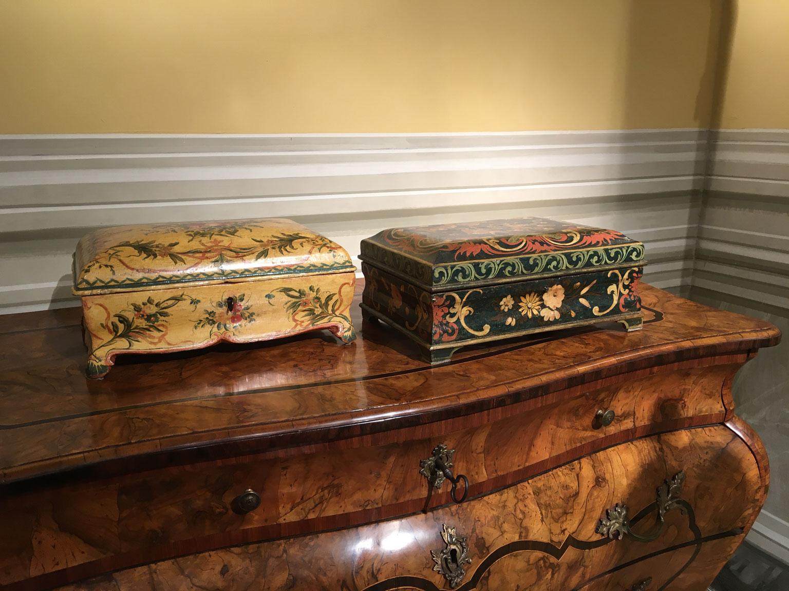 1750 Venezia Italie Boîte en bois laqué jaune avec fleurs et oiseaux en vente 12