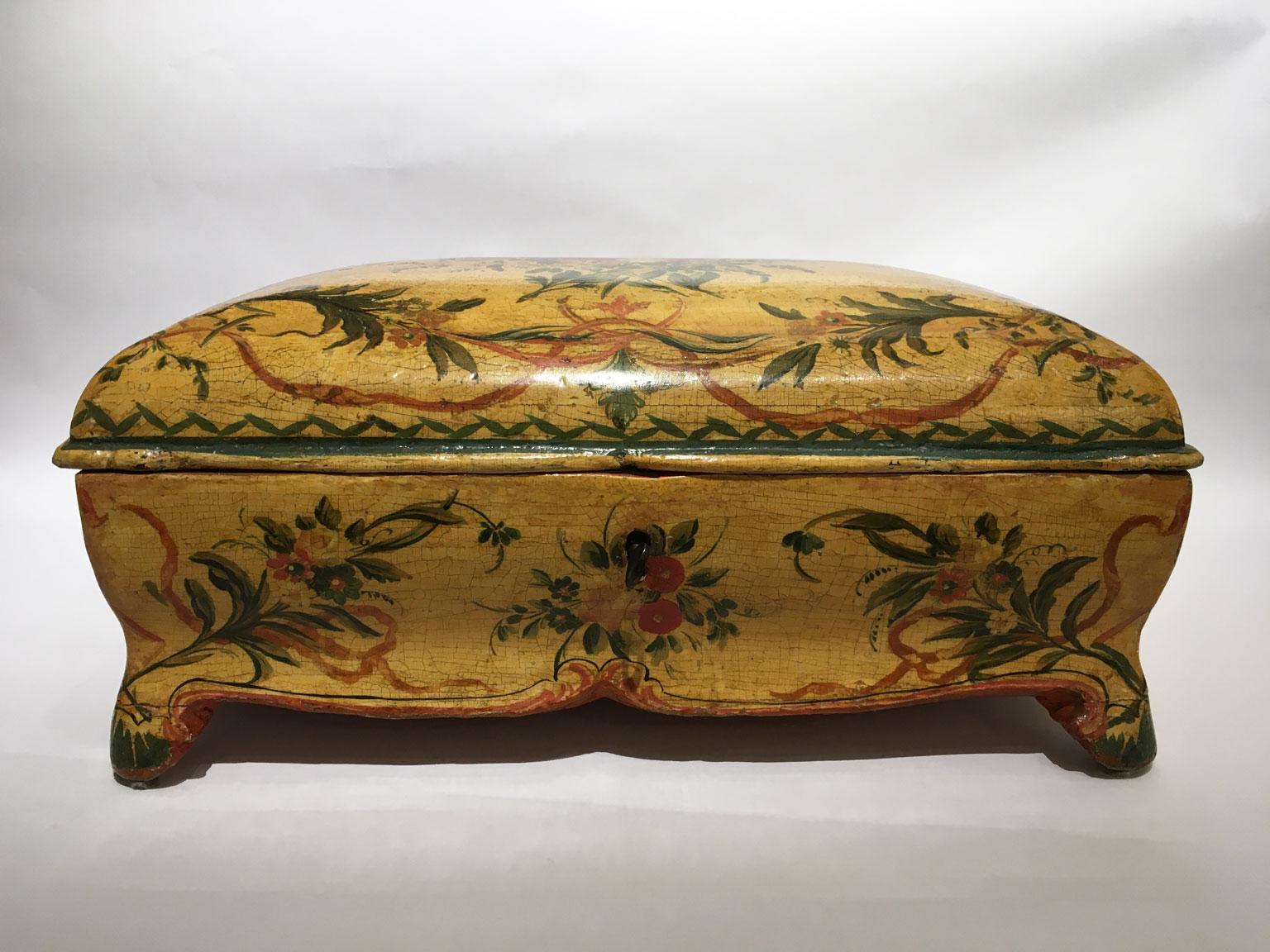 Rococo 1750 Venezia Italie Boîte en bois laqué jaune avec fleurs et oiseaux en vente