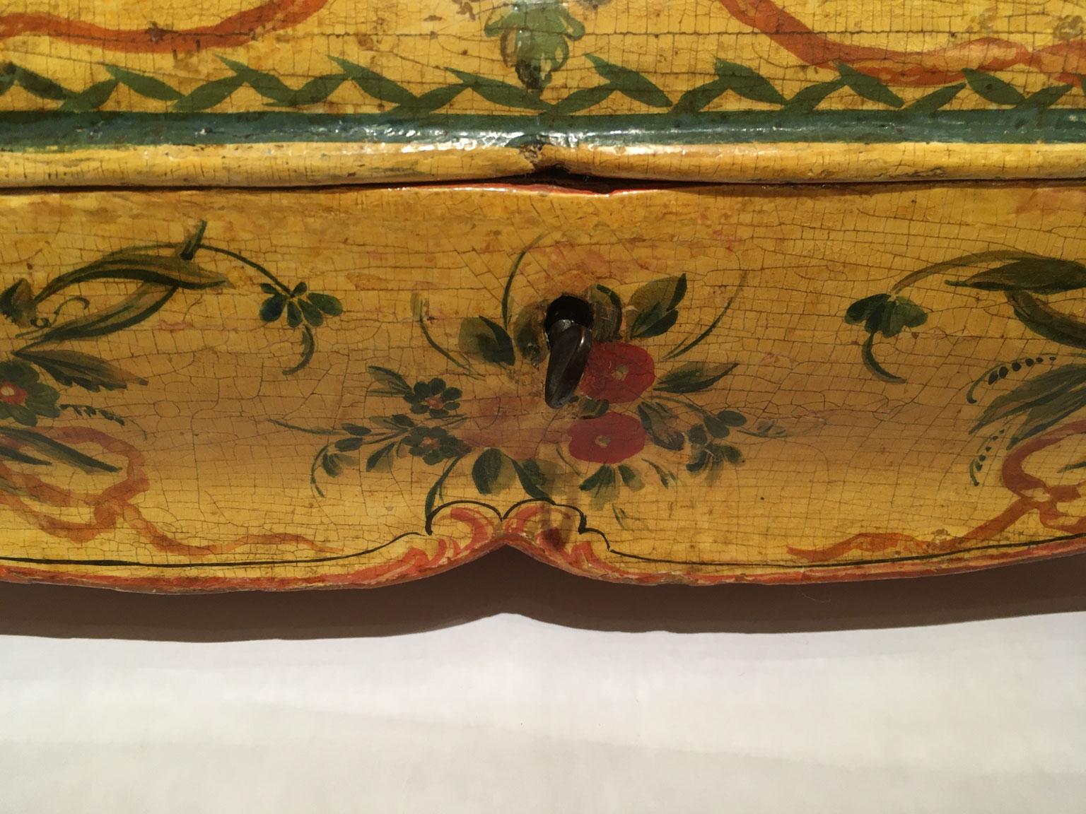 italien 1750 Venezia Italie Boîte en bois laqué jaune avec fleurs et oiseaux en vente