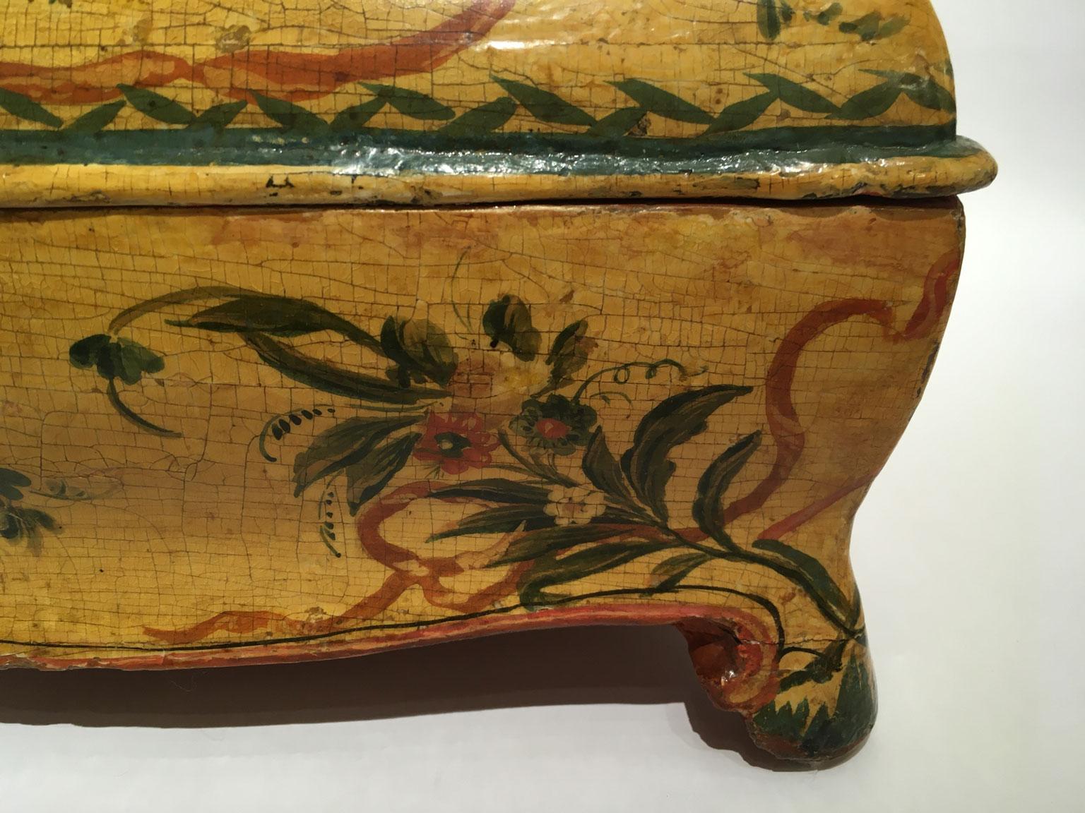 Fait main 1750 Venezia Italie Boîte en bois laqué jaune avec fleurs et oiseaux en vente