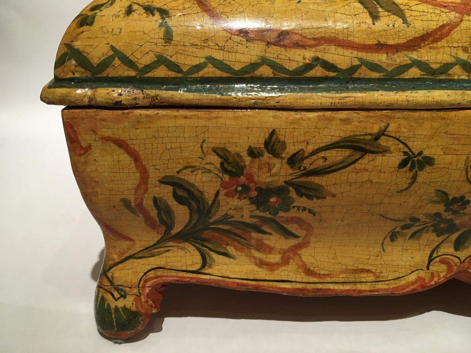 1750 Venezia Italie Boîte en bois laqué jaune avec fleurs et oiseaux Bon état - En vente à Brescia, IT
