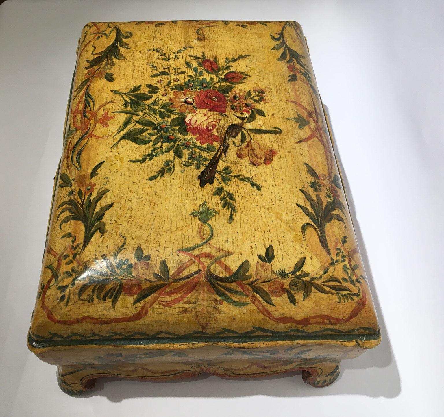 XVIIIe siècle 1750 Venezia Italie Boîte en bois laqué jaune avec fleurs et oiseaux en vente