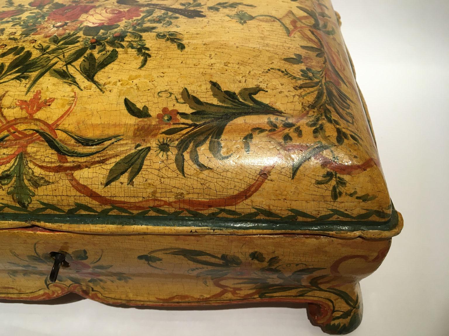 Bois 1750 Venezia Italie Boîte en bois laqué jaune avec fleurs et oiseaux en vente