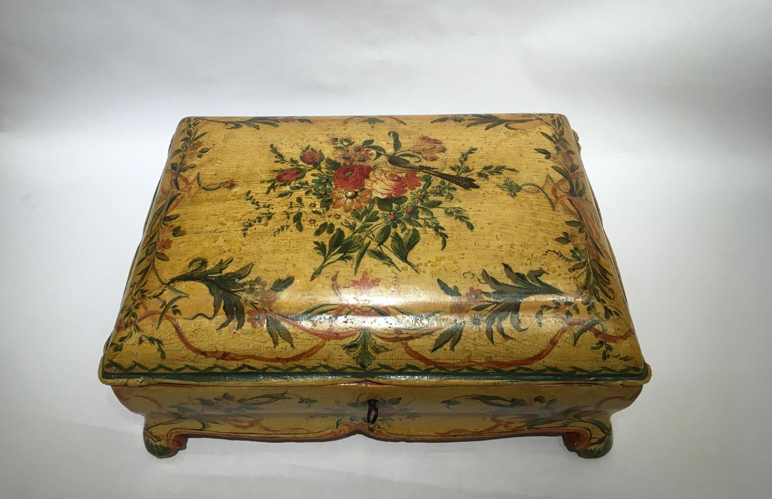 1750 Venezia Italie Boîte en bois laqué jaune avec fleurs et oiseaux en vente 1