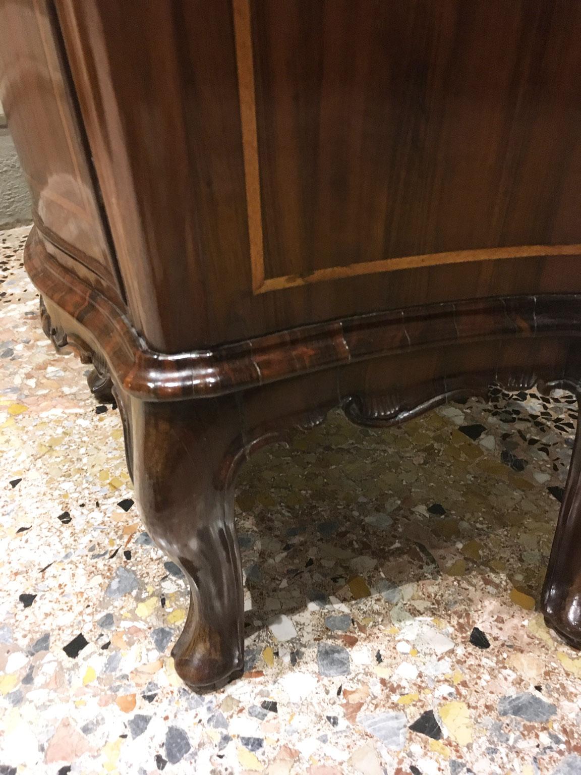 1750 Venecia Italia Pareja de mesillas de noche barrocas de nogal tallado y taraceado en venta 4