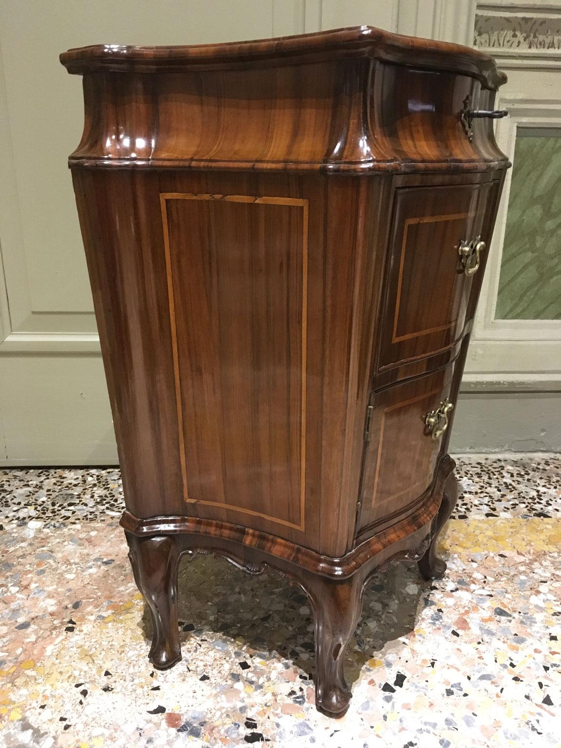 1750 Venecia Italia Pareja de mesillas de noche barrocas de nogal tallado y taraceado en venta 7