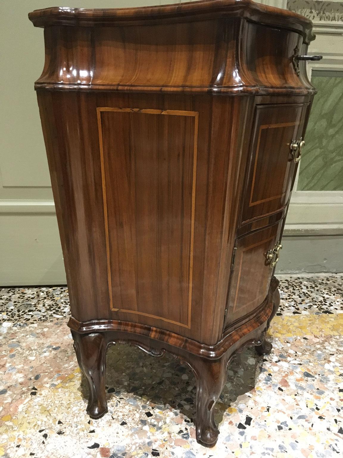 1750 Venecia Italia Pareja de mesillas de noche barrocas de nogal tallado y taraceado en venta 8