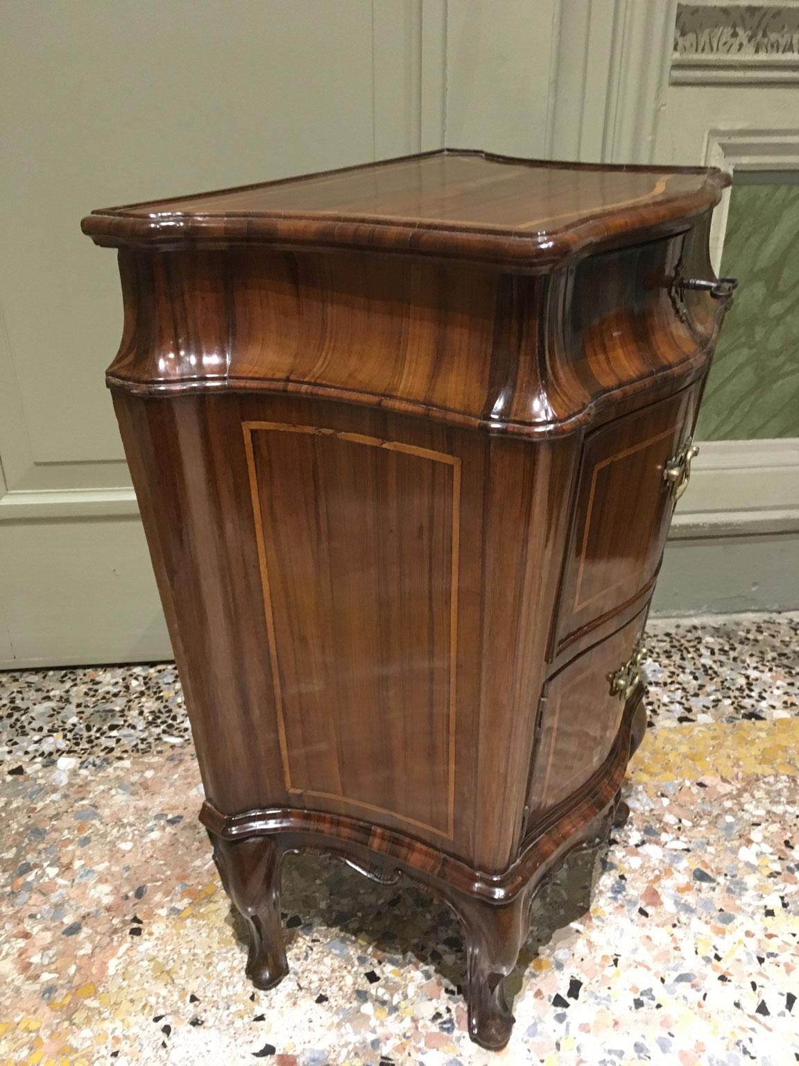 1750 Venecia Italia Pareja de mesillas de noche barrocas de nogal tallado y taraceado en venta 9