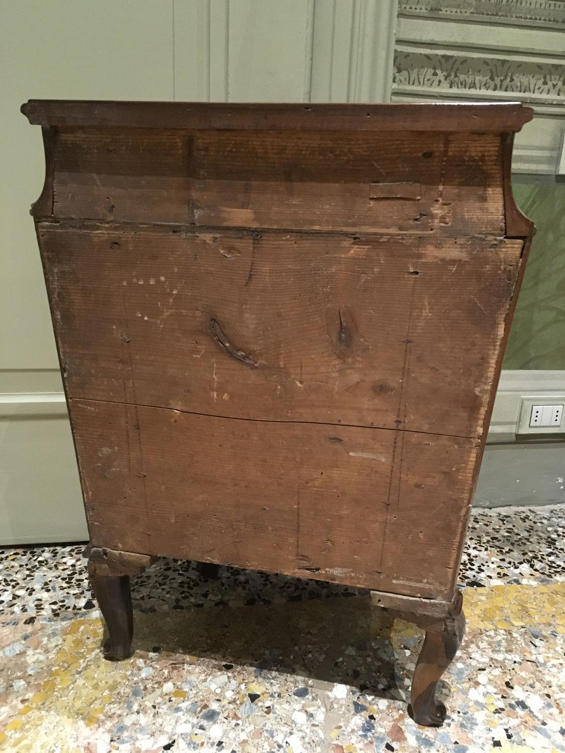 1750 Venecia Italia Pareja de mesillas de noche barrocas de nogal tallado y taraceado en venta 10