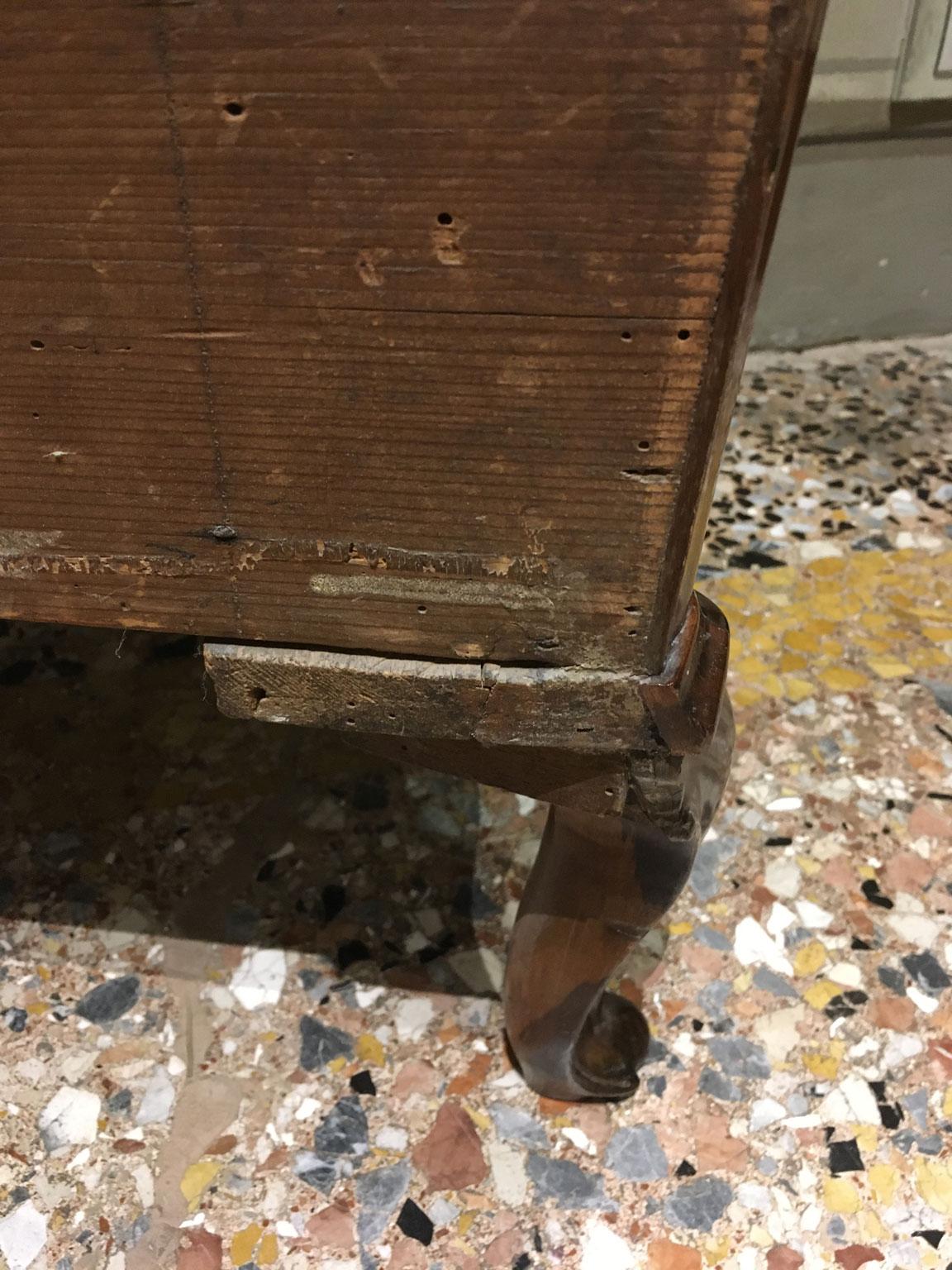 1750 Venecia Italia Pareja de mesillas de noche barrocas de nogal tallado y taraceado en venta 11