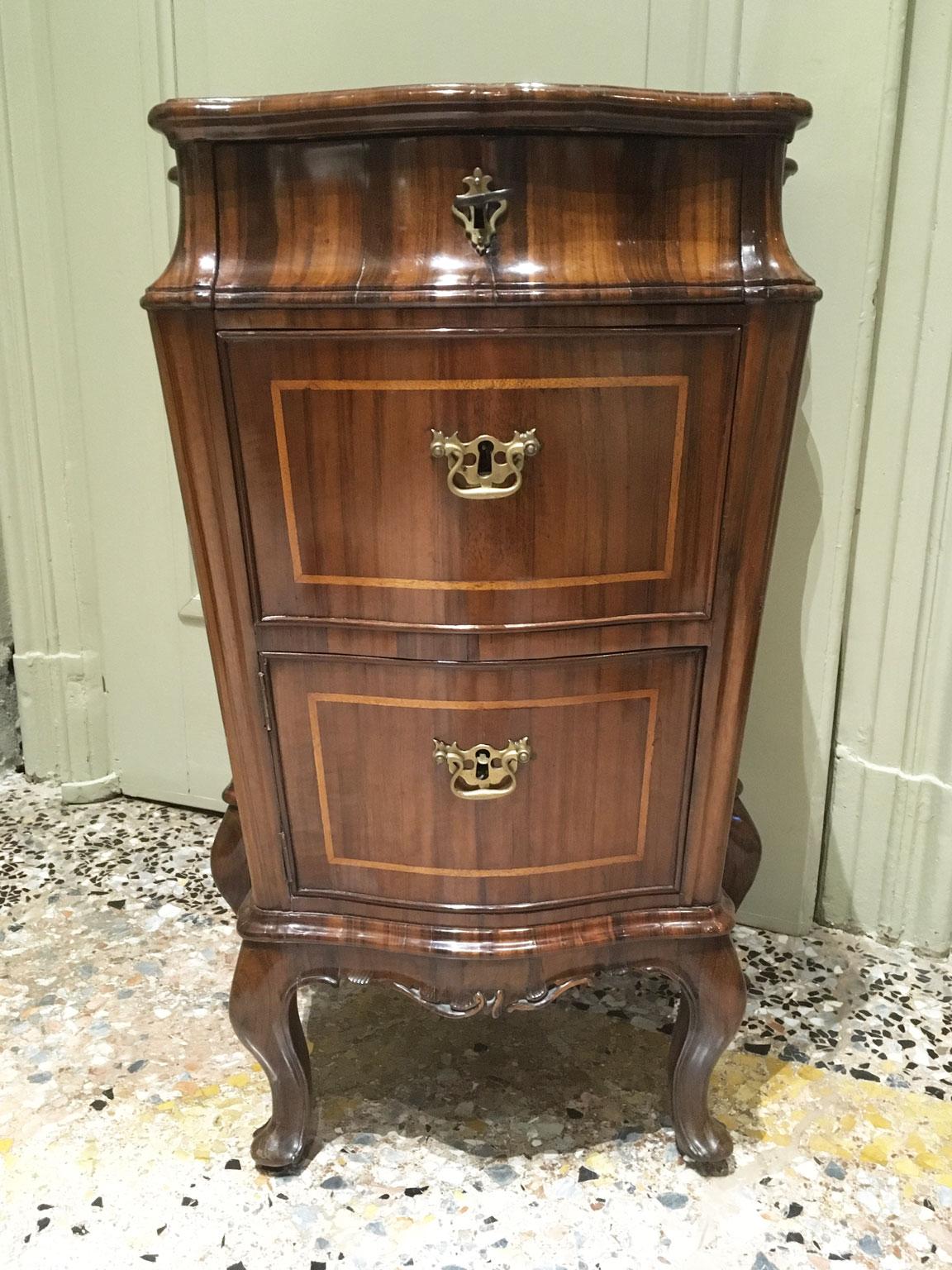 Este extraordinario par de mesillas de noche muestra el excelente gusto en la forma y el uso de los materiales, con madera maciza de nogal con hermosas vetas y un tono cálido que les dan un aspecto elegante. La base tallada da sensación de