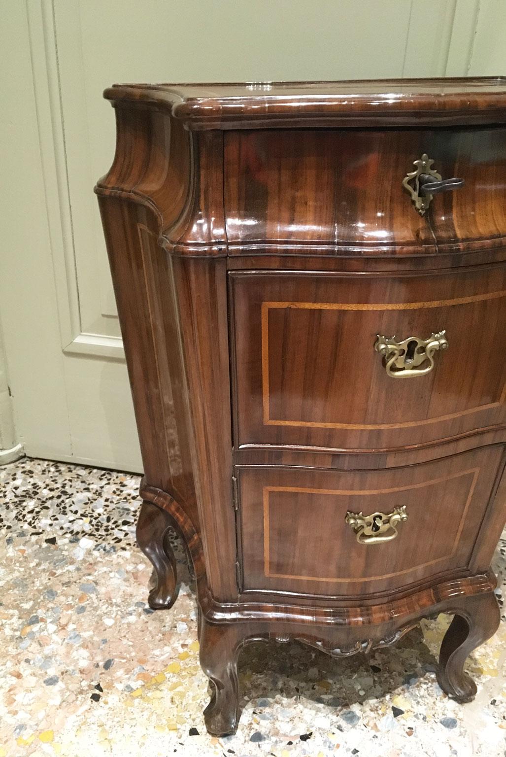 1750 Venecia Italia Pareja de mesillas de noche barrocas de nogal tallado y taraceado Barroco en venta