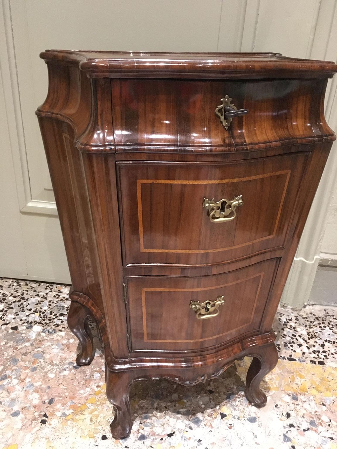 1750 Venecia Italia Pareja de mesillas de noche barrocas de nogal tallado y taraceado Italiano en venta
