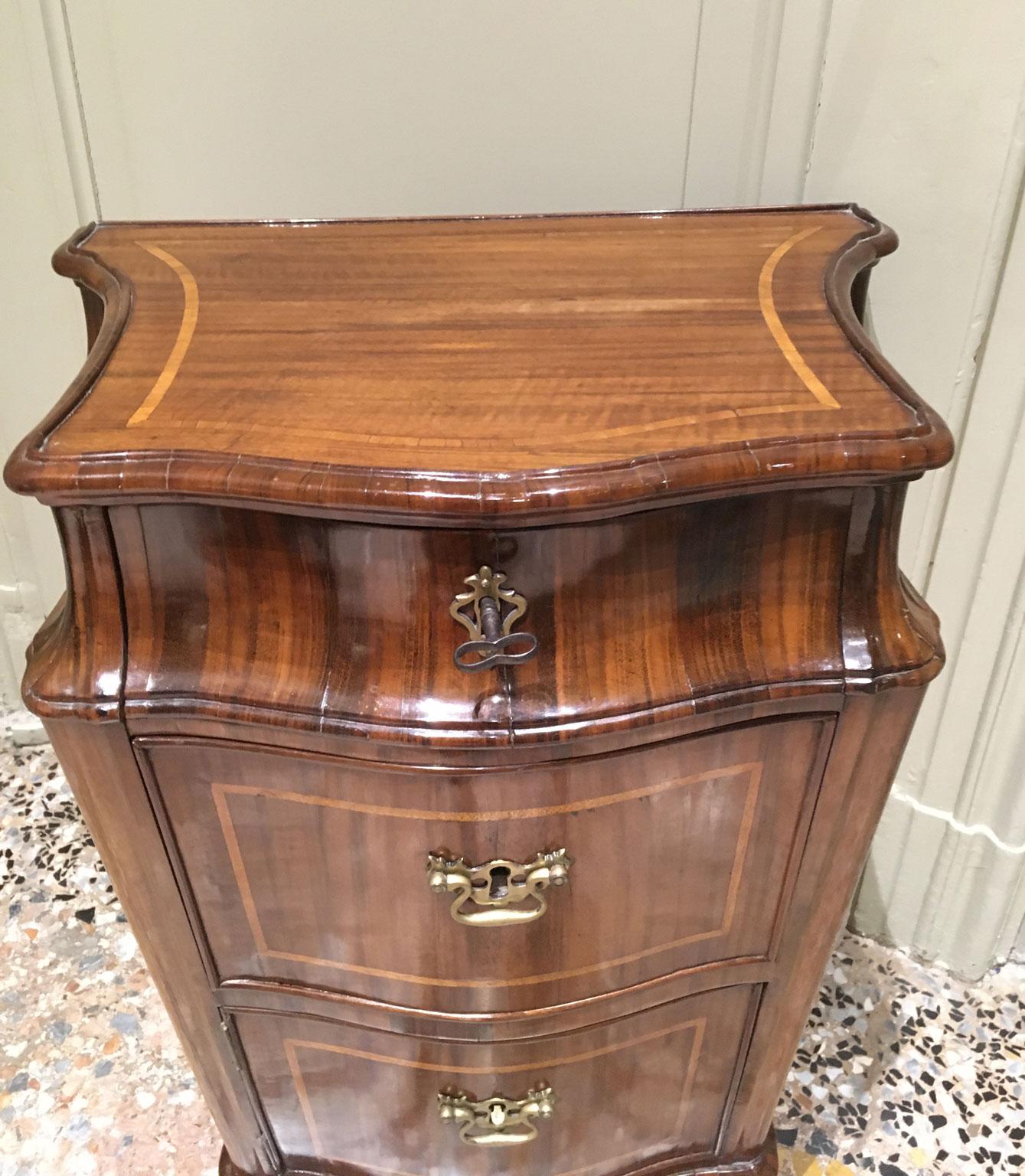 1750 Venecia Italia Pareja de mesillas de noche barrocas de nogal tallado y taraceado Hecho a mano en venta