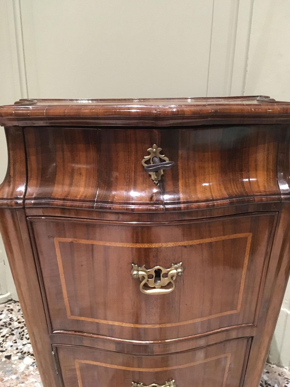 1750 Venecia Italia Pareja de mesillas de noche barrocas de nogal tallado y taraceado en Bueno estado para la venta en Brescia, IT