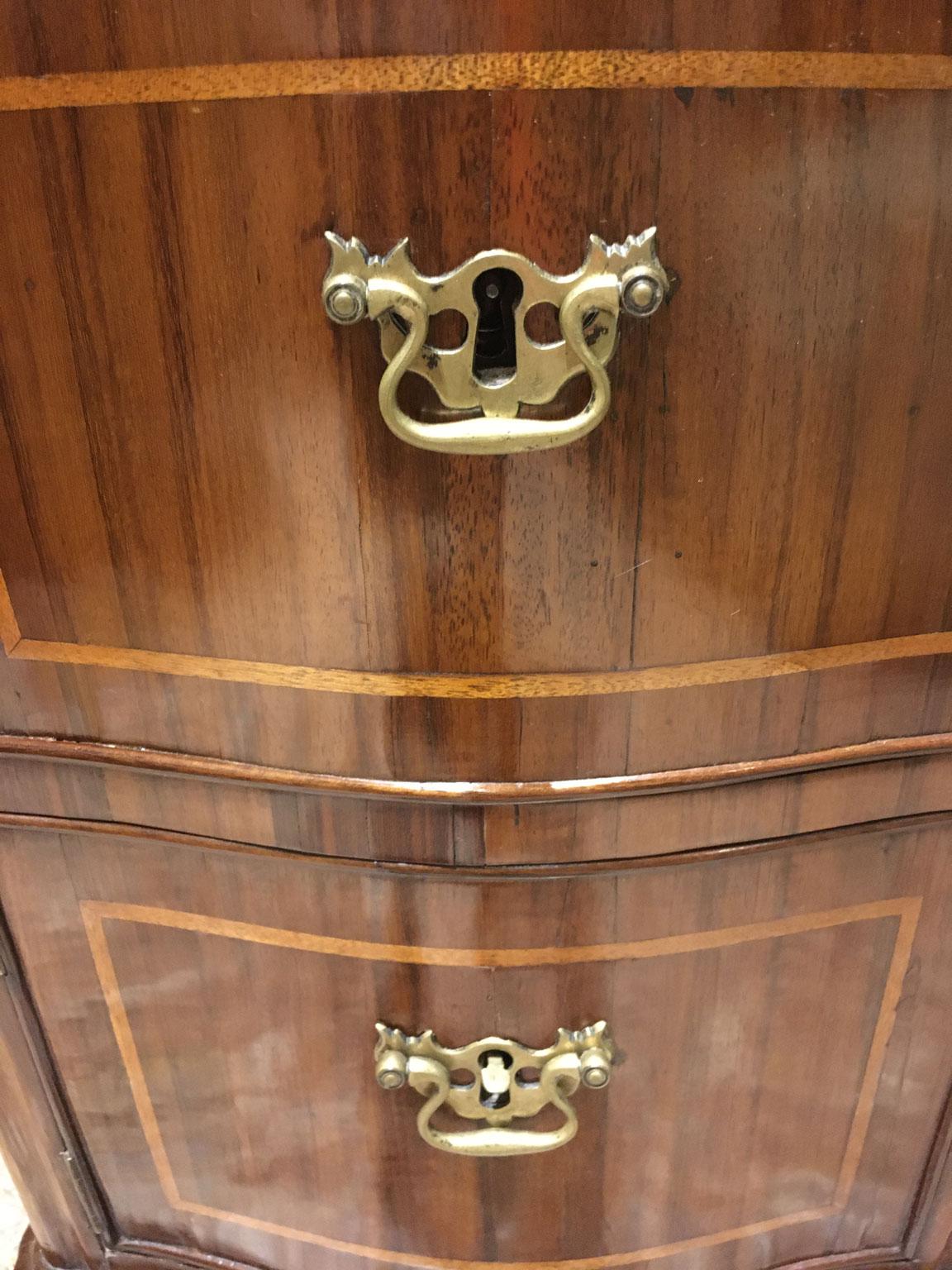 1750 Venecia Italia Pareja de mesillas de noche barrocas de nogal tallado y taraceado siglo XVIII en venta
