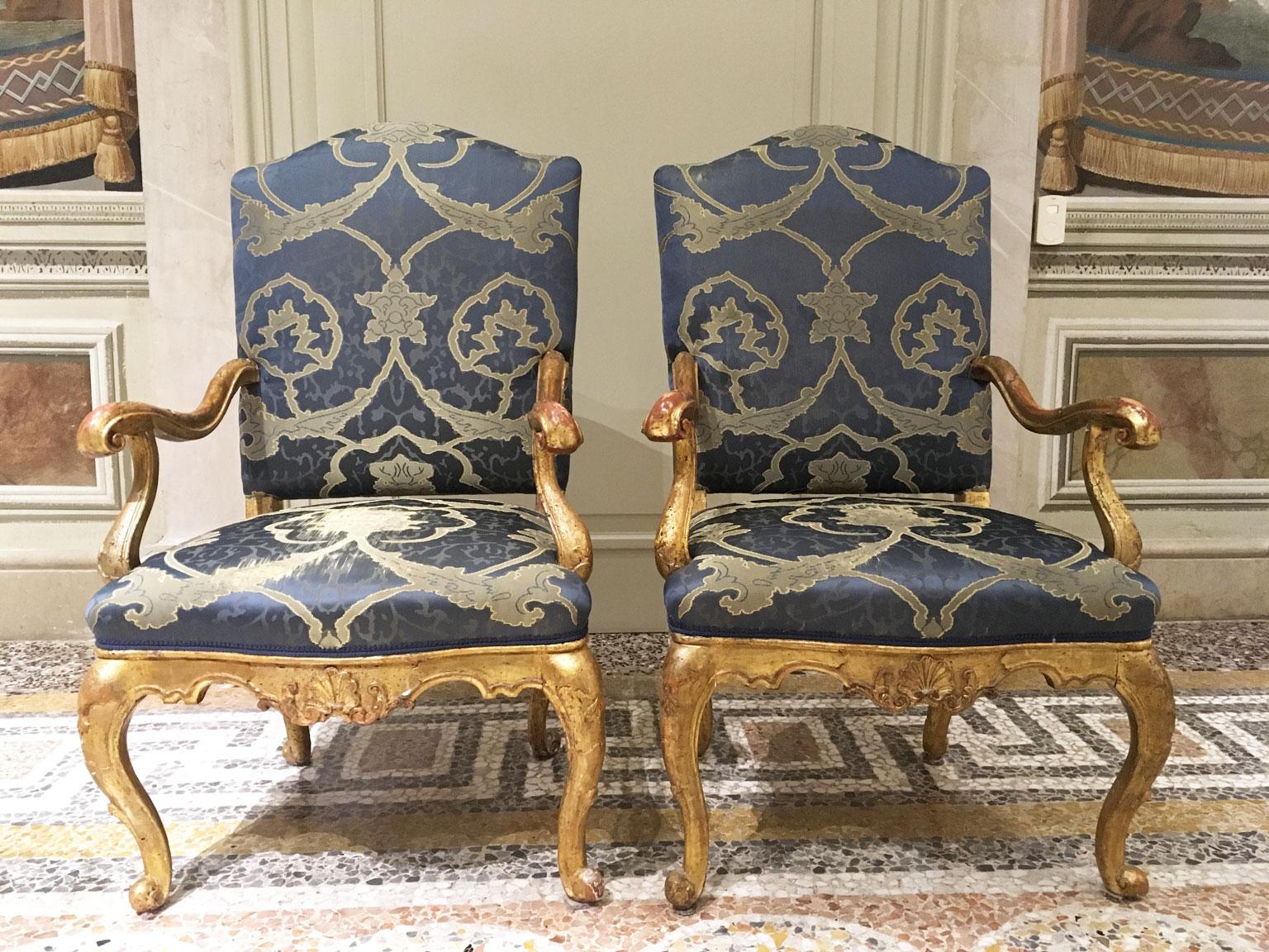 1750 Venezia Italy Pair of Rococo Carved Giltwood Armchairs For Sale 3
