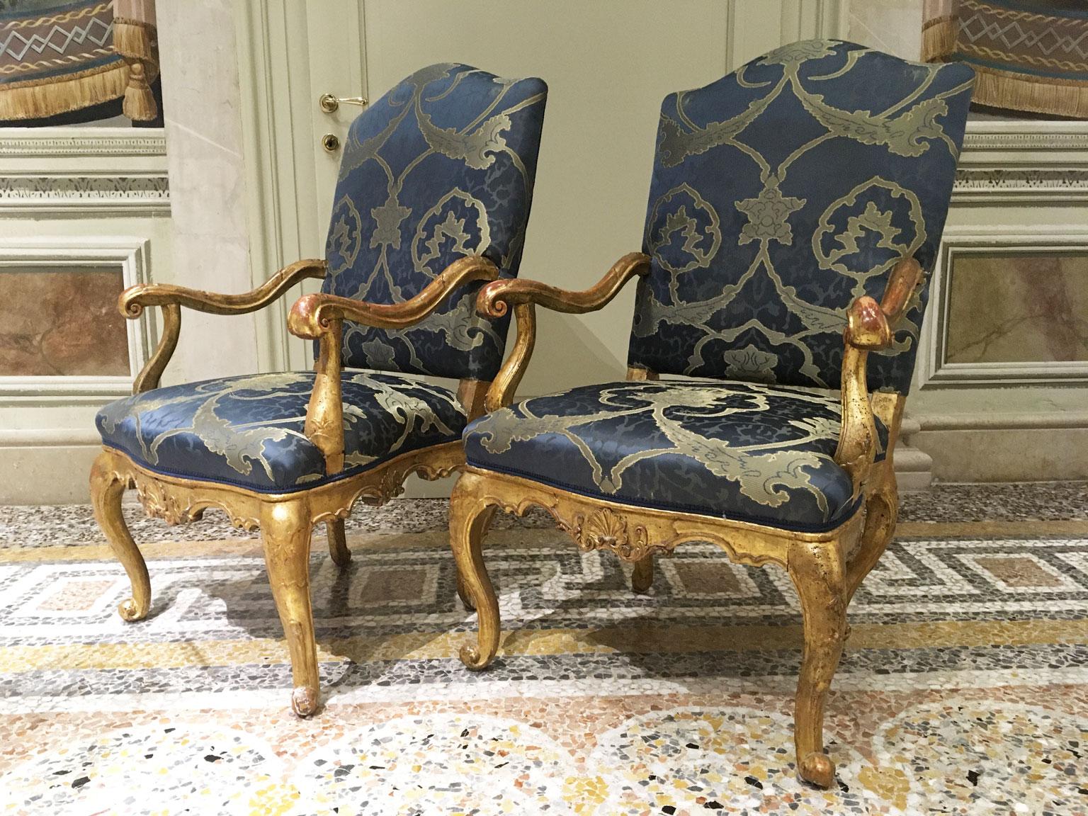 1750 Venezia Italy Pair of Rococo Carved Giltwood Armchairs For Sale 4