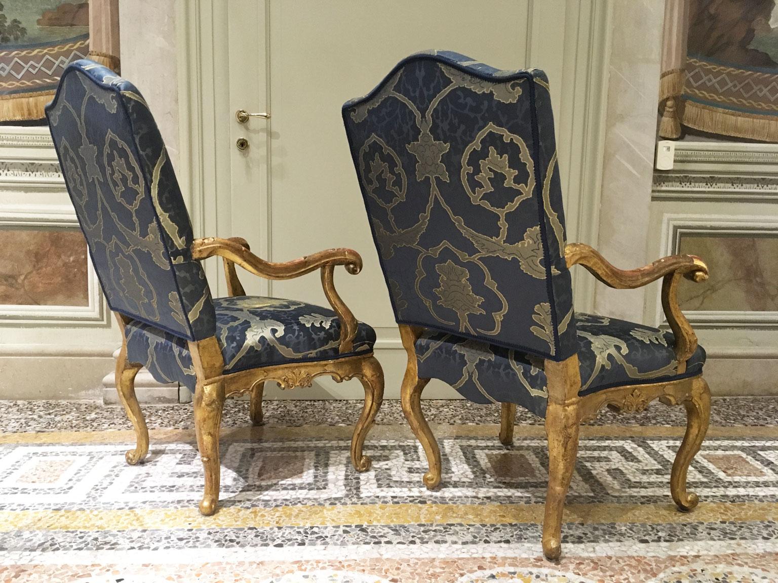 1750 Venezia Italy Pair of Rococo Carved Giltwood Armchairs For Sale 6