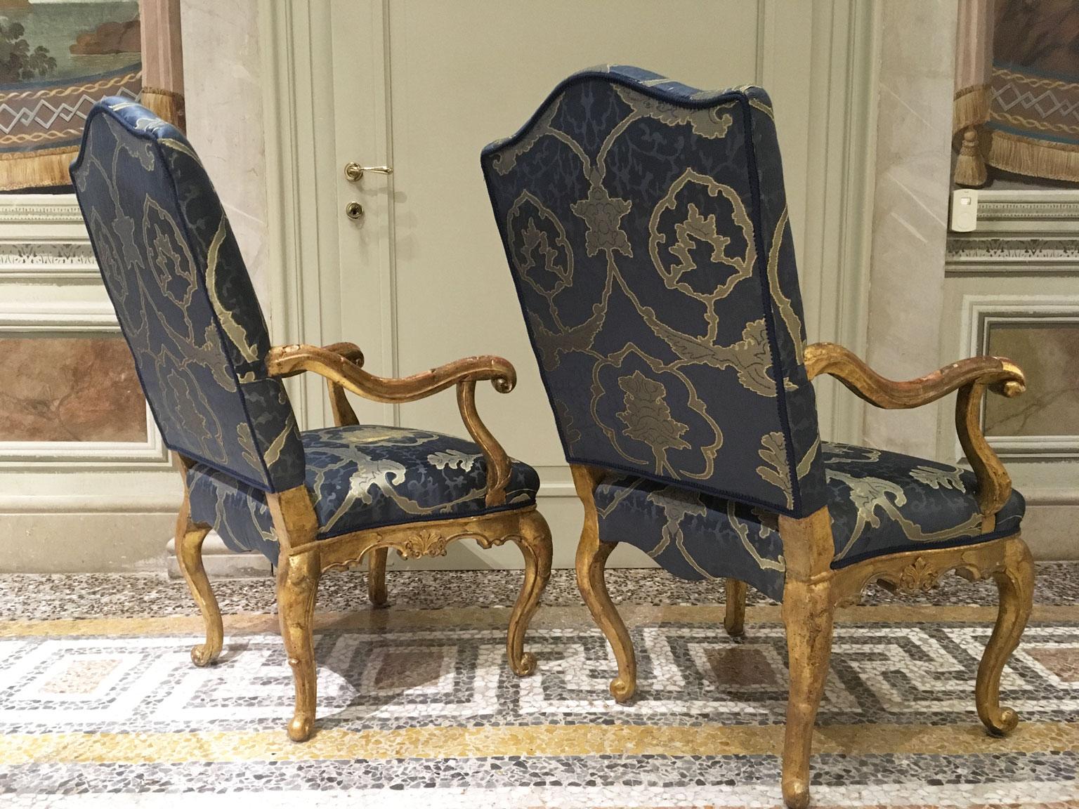 1750 Venezia Italy Pair of Rococo Carved Giltwood Armchairs For Sale 7